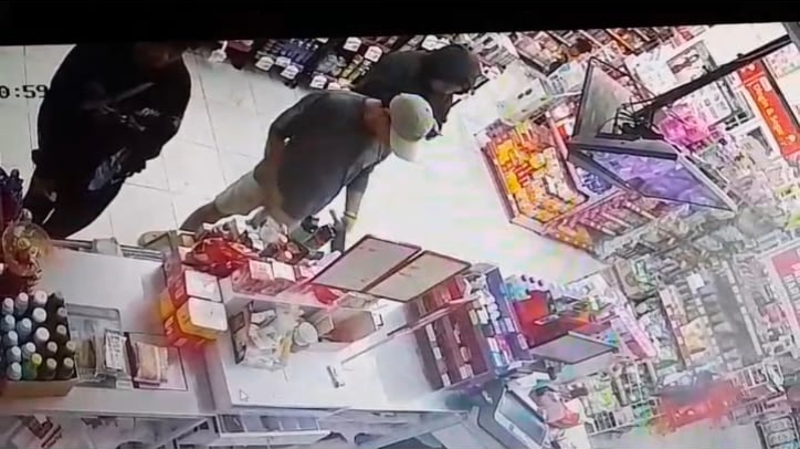 Tangkapan layar saat pelaku mengambil handphone di kasir Alfamart Bundaran Pramuka, Pangkalan Bun, belum lama ini.   