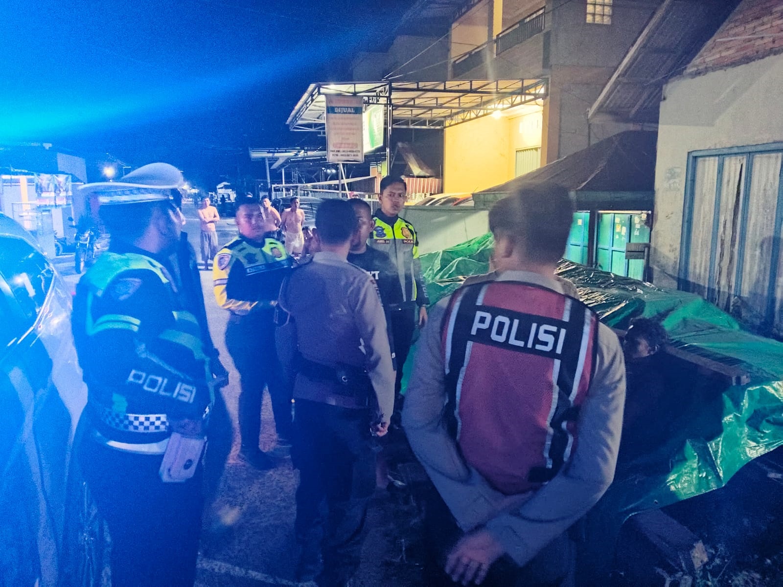  Personel Polres Kobar mengamankan warga yang diduga mengalami gangguan kejiwaan di Jalan Berunai, RT7, RW2, Kelurahan Baru, belum lama ini.  