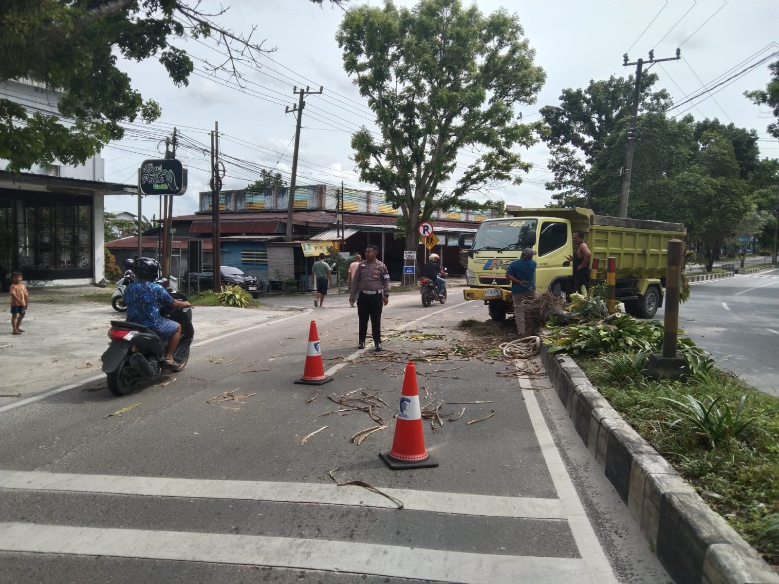 Kecelakaan tunggal terjadi di Jalan Pasanah, Kelurahan Madurejo, Kecamatan Arut Selatan, Kabupaten Kotawaringin Barat, belum lama ini.  