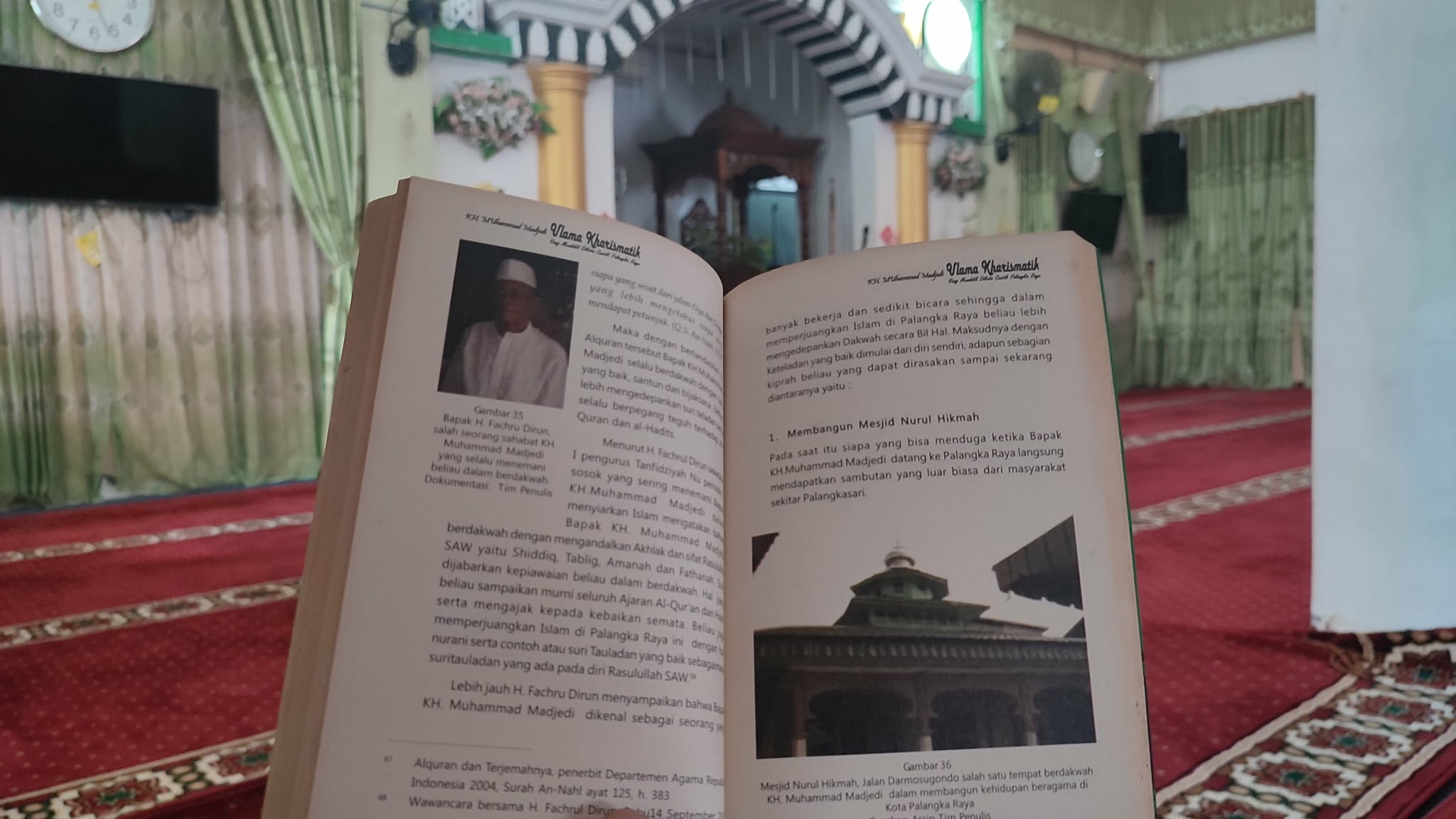 Suasana di dalam  Masjid Nurul Hikmah, dan salah satu tulisan sejarah yang dibukukan, mengisahkan tentang pembangunan masjid tersebut.