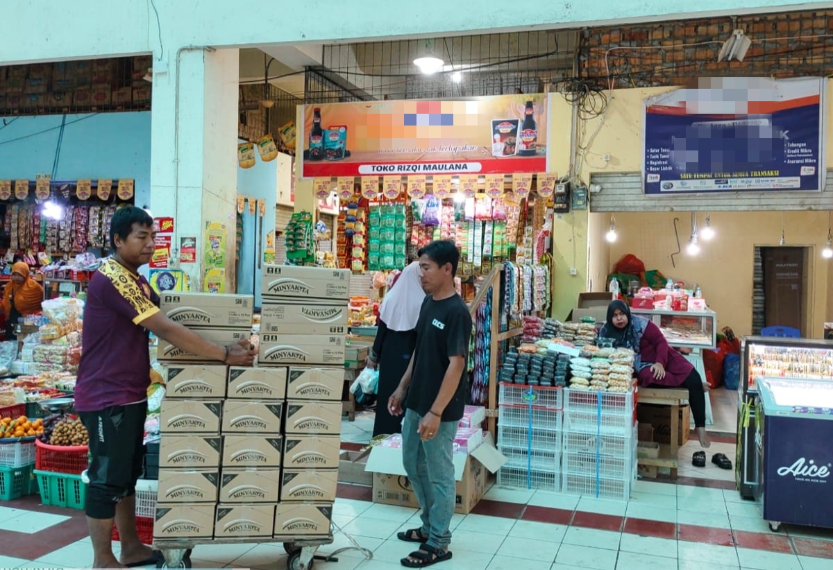 Bulog Kotim memasok MinyaKita ke pedagang di Pasar PPM Sampit, Selasa (24/2).