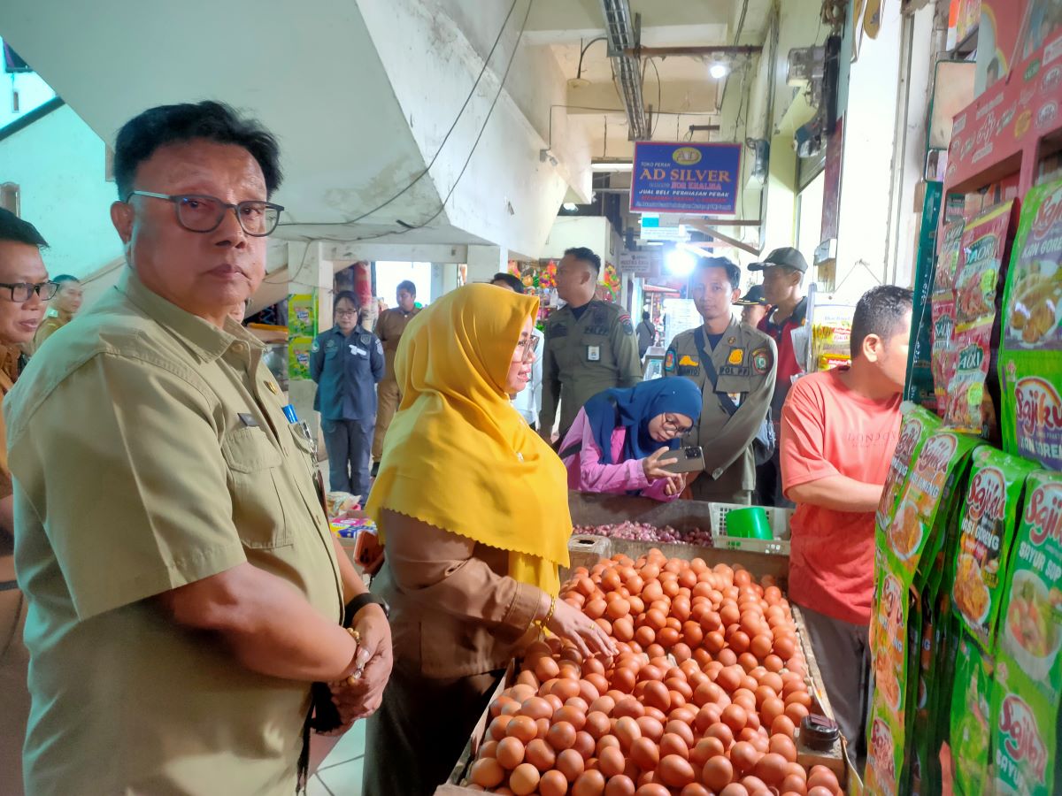 SIDAK: Kepala Diskop UKM Perindag Johny Tangkere mendampingi Wabup Kotim sidak harga bahan pokok di Pusat Perbelanjaan Mentaya (PPM) Sampit, Selasa (24/2/2026). 
