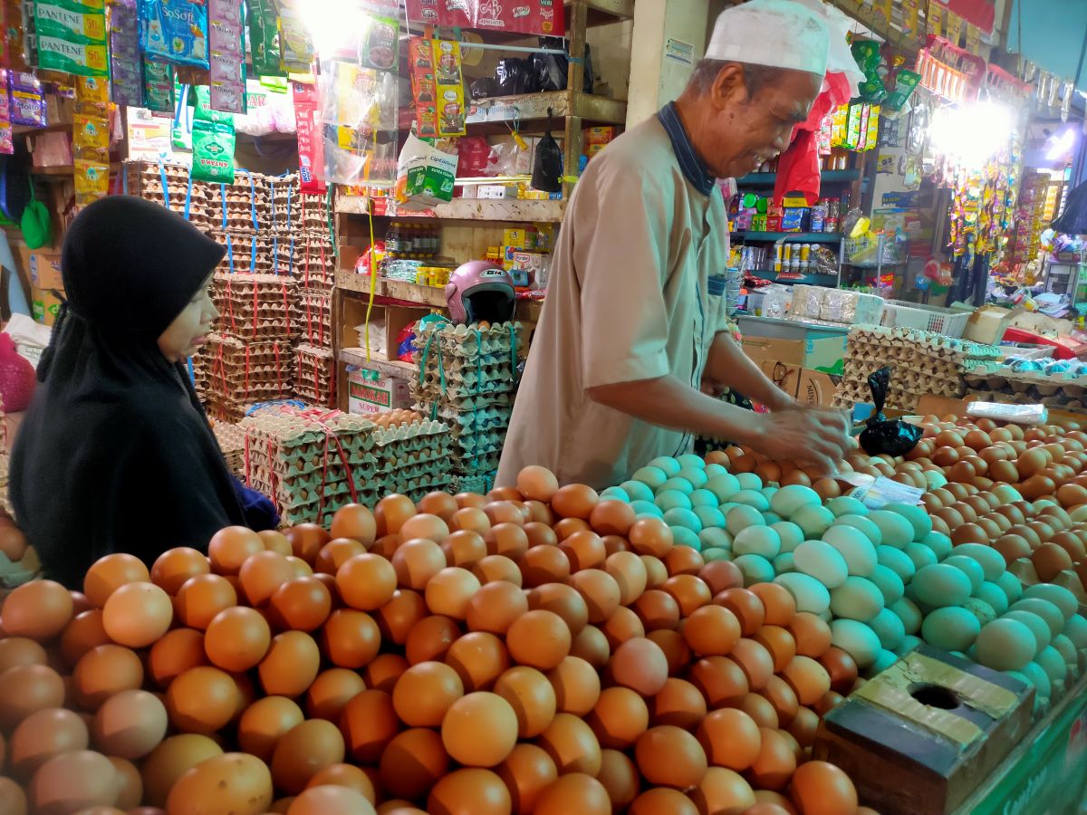 BERDAGANG: Mansyur, pedagang telur di PPM Sampit sedang melayani pembeli, Selasa (24/2/2026).