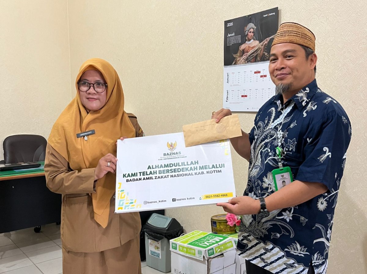 Perwakilan Dinas Perpustakaan dan Kearsipan Daerah Kotim menyerahkan zakat secara simbolis kepada Baznas Kotim. (Baznas Kotim)