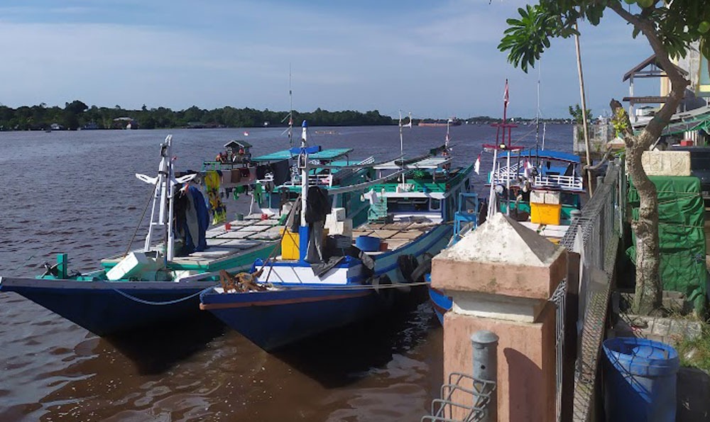 Perahu nelayan saat tambat di dermaga pelelangan ikan Pasar Ikan Mentaya Sampit. (Dok. oes/ Radar Sampit)