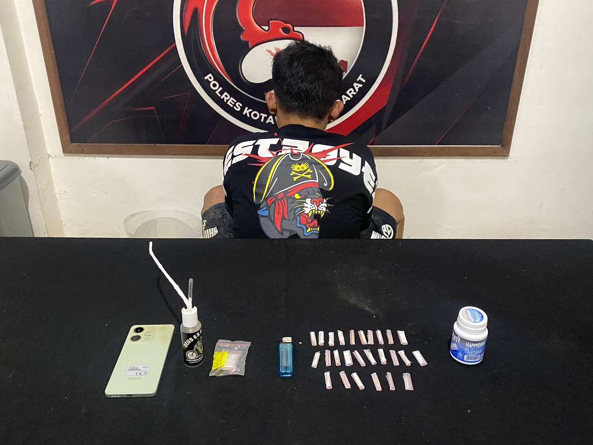 ES (35) bersama barang bukti narkotika jenis sabu diamankan Satnarkoba Polres Kobar belum lama ini.