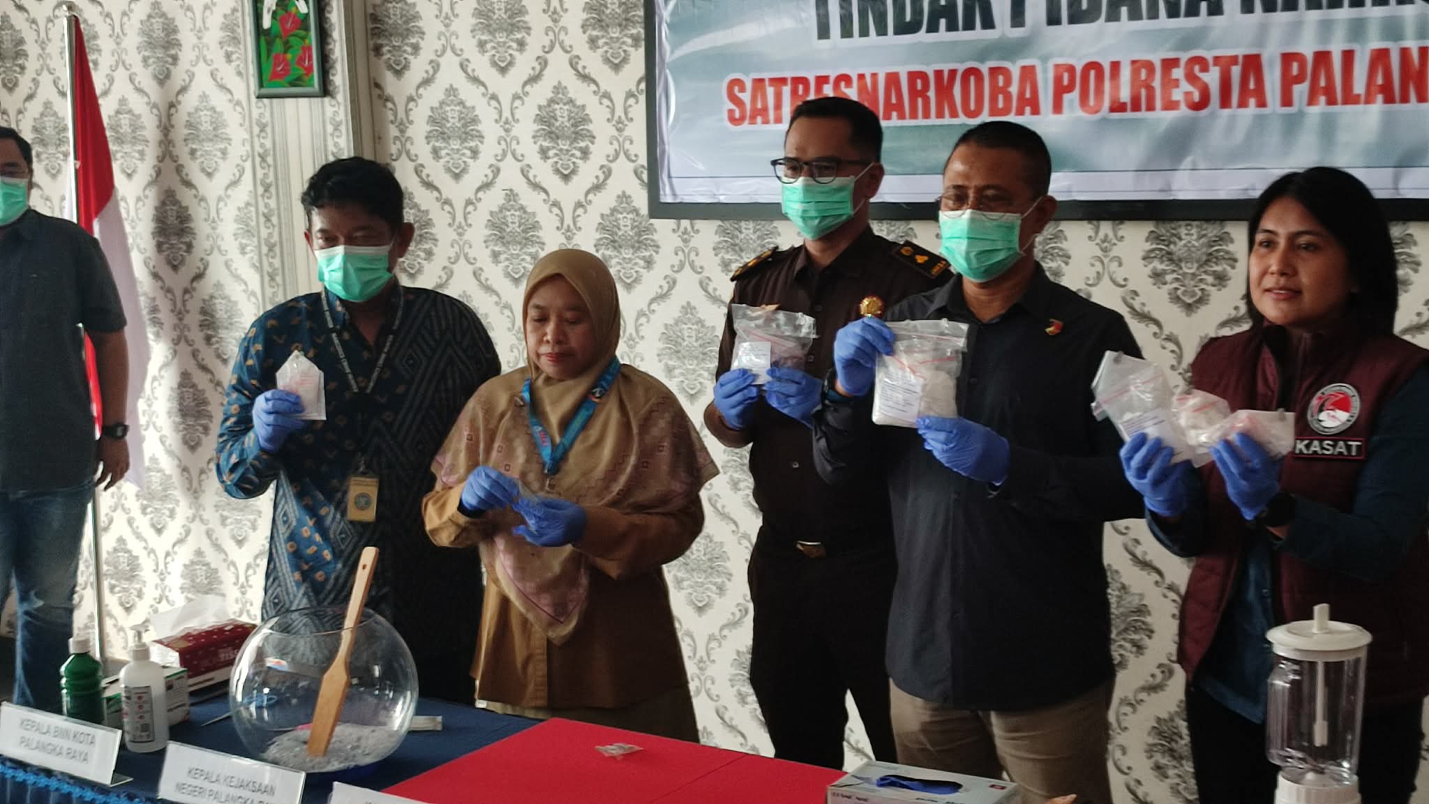 Kegiatan pemusnahan barang bukti kasus peredaran narkoba di Palangka Raya yang terungkap dalam sebulan terakhir, Selasa (24/2).
