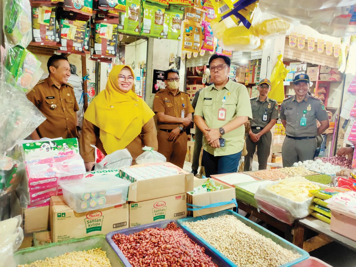 SIDAK : Wabup Kotim Irawati didampingi Kepala Diskop UKM Perindag Johny Tangkere melakukan sidak harga kebutuhan pokok di PPM Sampit, Selasa (24/2/2026). 