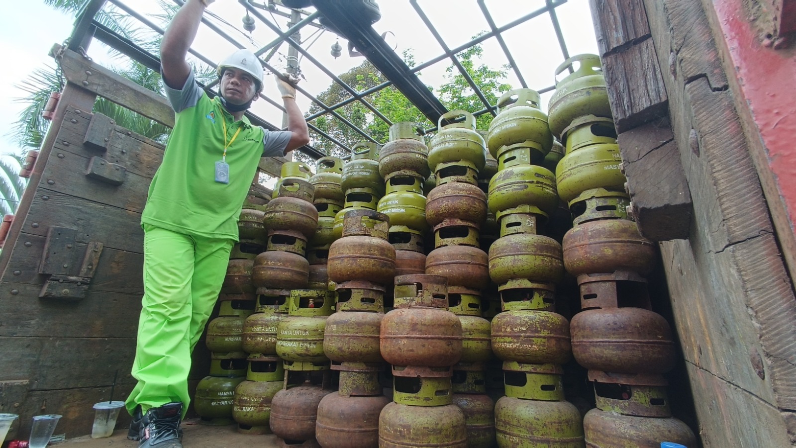 Tabung gas saat persiapan bongkar di pangkalan. (Dok.Oes/Radar Sampit)