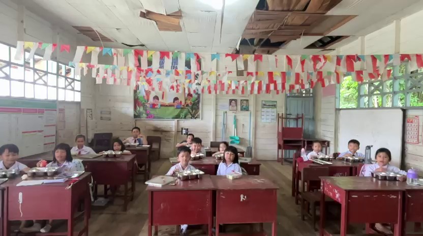 Para murid SD ketika akan memakan porsi MBG yang didistribusikan dari SPPG Desa Tumbang Empas, Kecamatan Mihing Raya, Selasa (24/2).