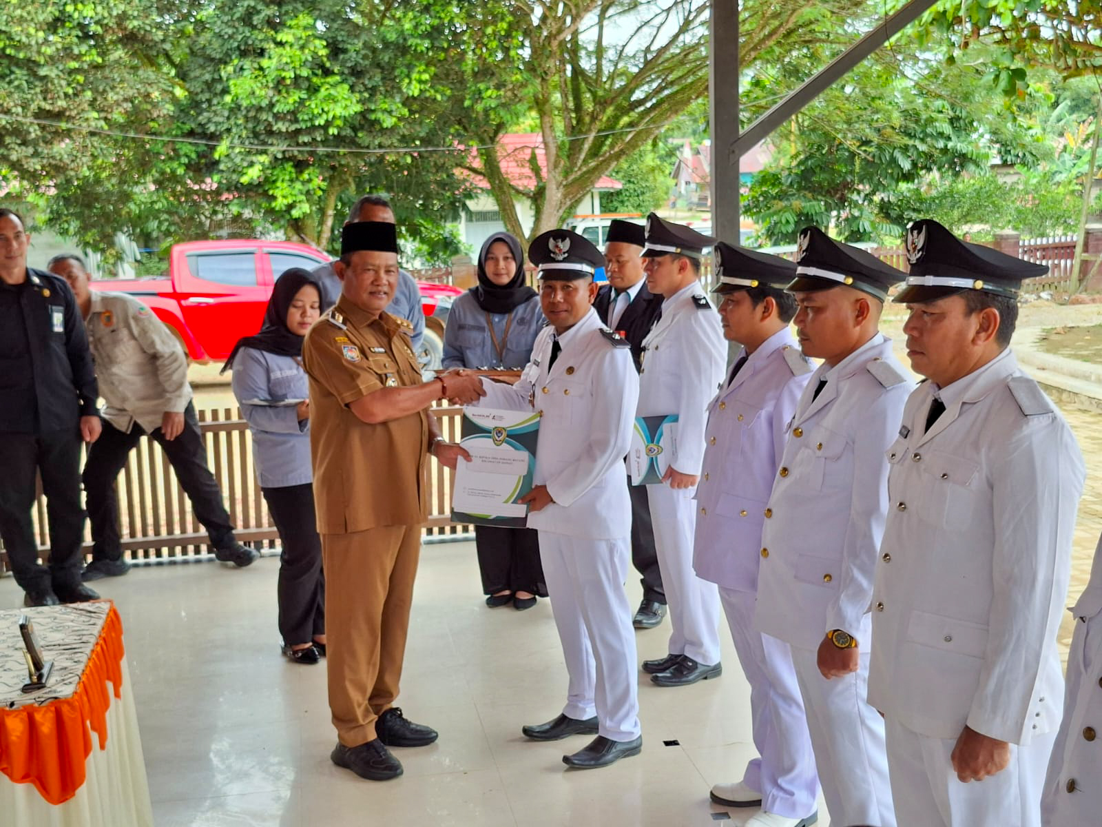Bupati Seruyan Ahmad Selanorwanda melantik enam Penjabat (Pj) Kepala Desa di Kantor Camat Seruyan Tengah, Selasa (24/2).