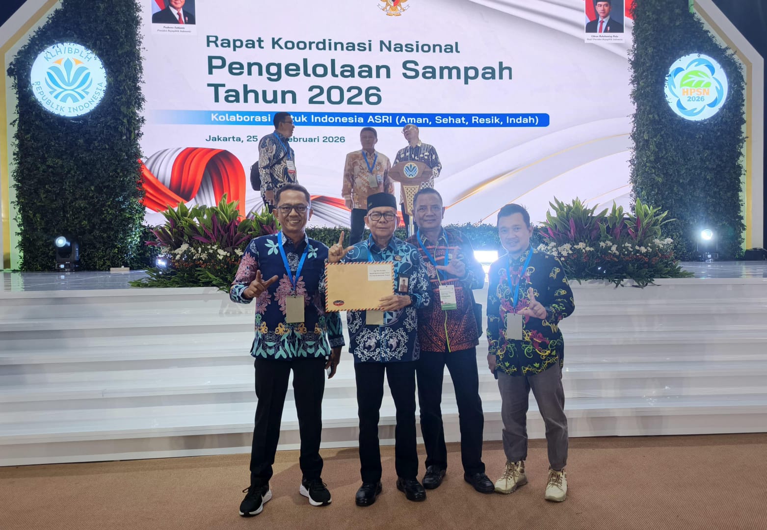 Kepala Dinas Lingkungan Hidup Kabupaten Kotawaringin Timur Marjuki bersama jajaran saat menerima salinan keputusan pencabutan sanksi administratif TPA saat Rakornas Pengelolaan Sampah di Jakarta