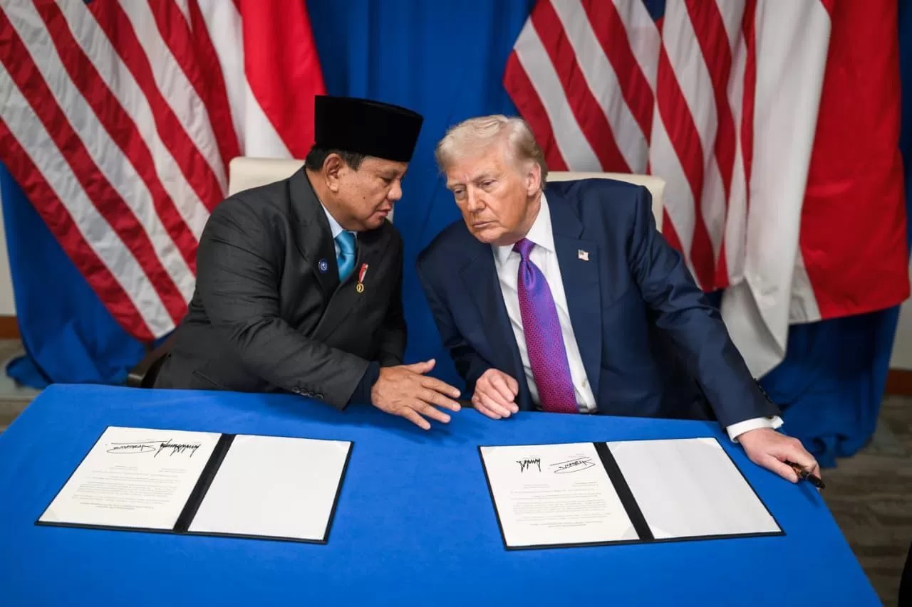 Suasana penandatanganan kesepakatan dagang tarif resiprokal oleh Presiden RI Prabowo Subianto dan Presiden AS Donald Trump, Kamis (19/2) waktu AS. 
