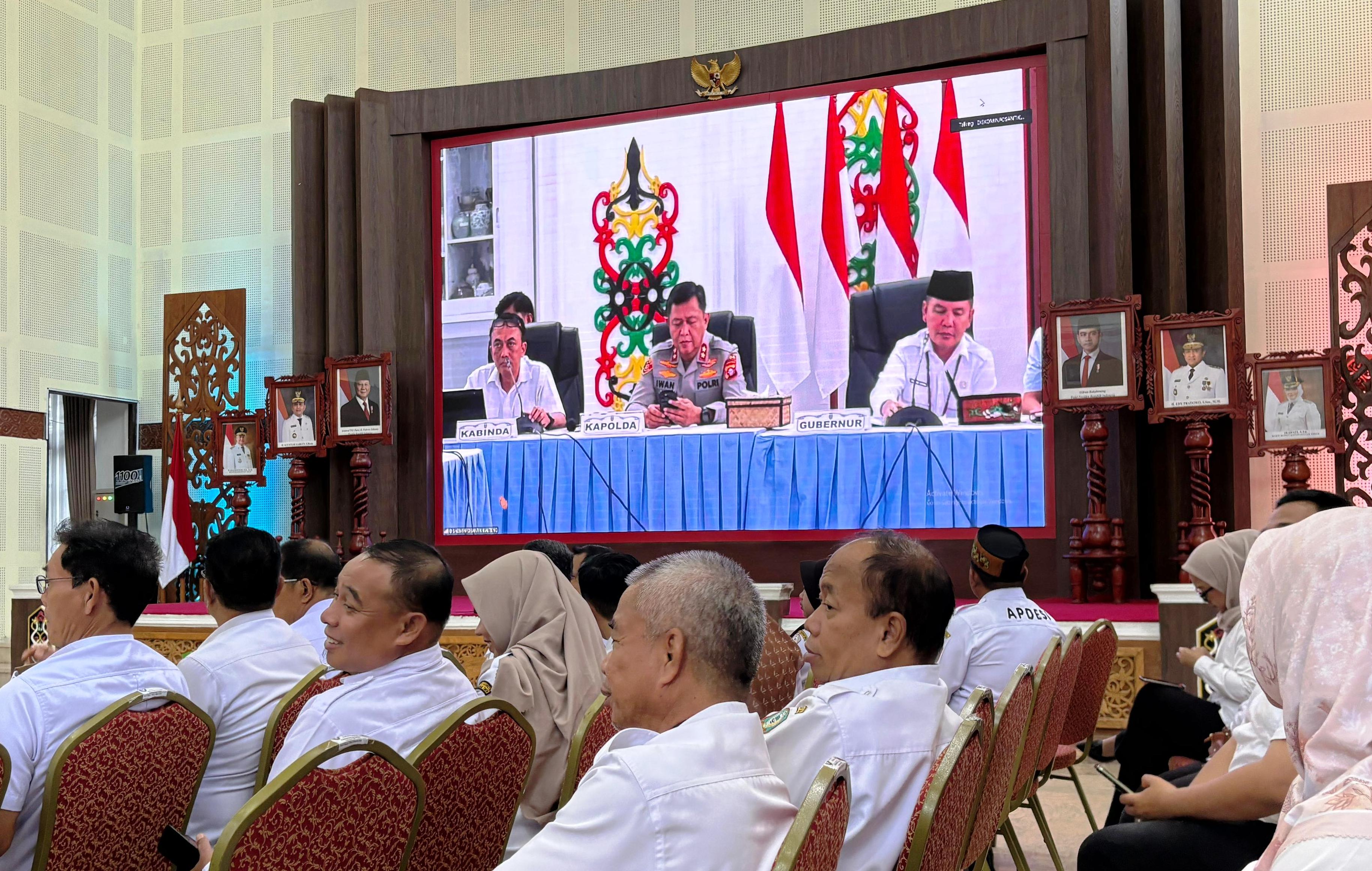 Rapat sosialisasi implementasi pelaksanaan KHBS yang digelar Pemprov Kalteng, secara virtual dari aula rumah jabatan Bupati Kotim, Rabu (25 /2).