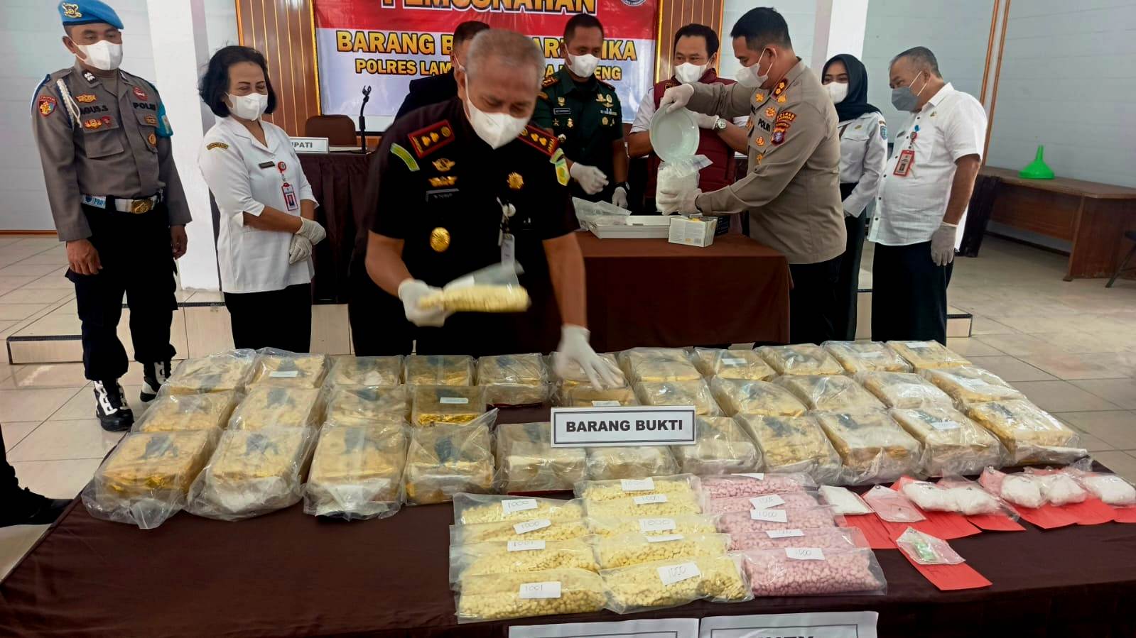 Puluhan kilogram paket berisi sabu dan belasan ribu butir pil Inex saat dirilis di Polres Lamandau, sebelum dimusnahkan, Rabu (25/2). Diduga kuat barang haram ini dari kartel Internasional.