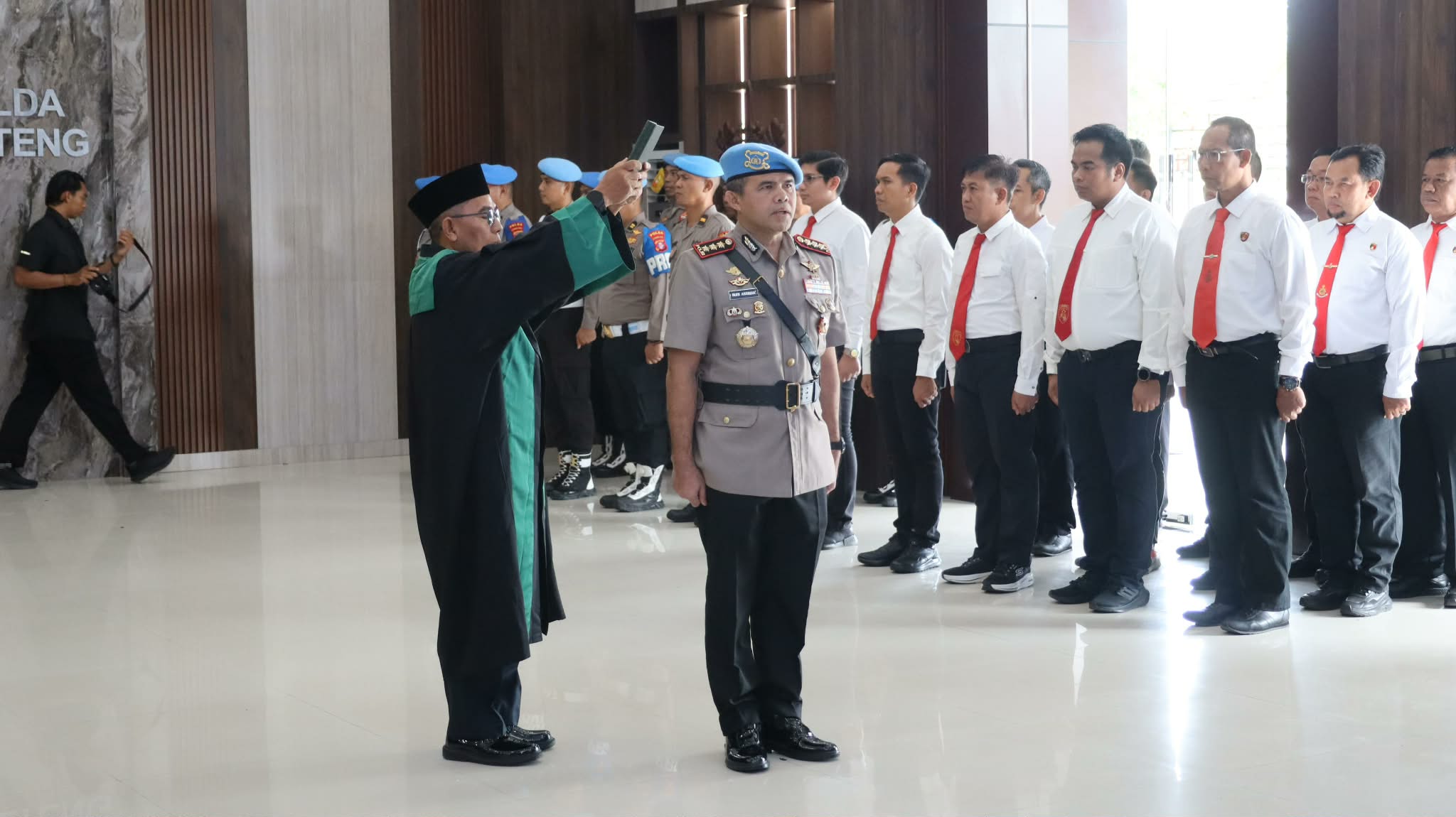 Prosesi pelantikan dan pengambilan sumpah jabatan Kabidpropam Polda Kalteng di Mapolda, Selasa (24/2).