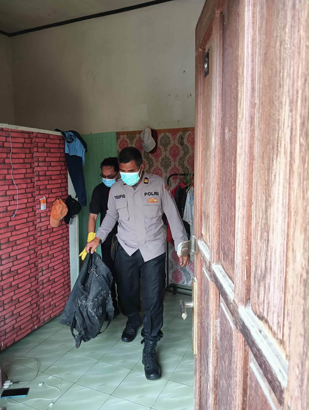 Evakuasi Jasad pria pernama Buamin (56) dari dalam sebuah barak di Jalan Maduhara, Kelurahan Kereng Bangkirai, Kecamatan Sabangau, Palangka Raya.