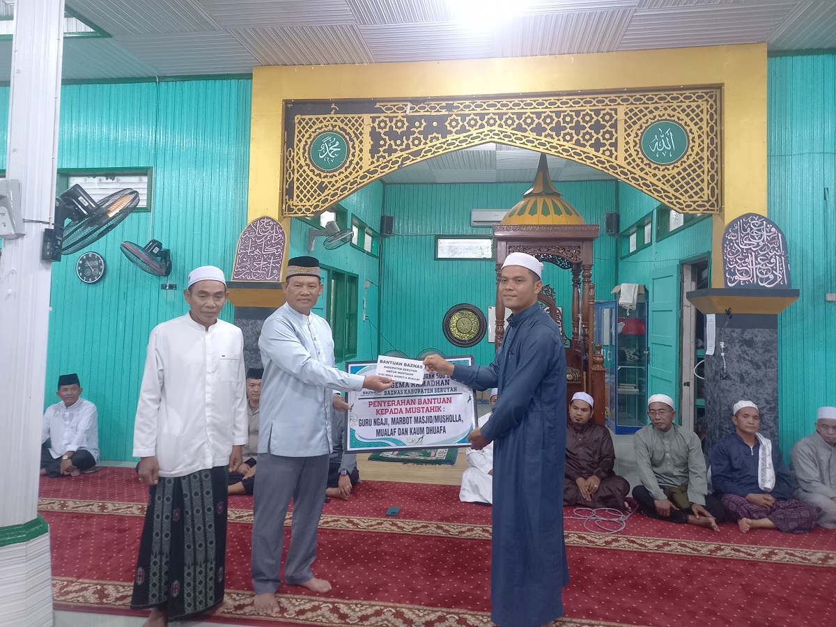 Bupati Seruyan menyerahkan bantuan di Masjid Mujahidin, Desa Tumbang Manjul, Kecamatan Seruyan Hulu. 