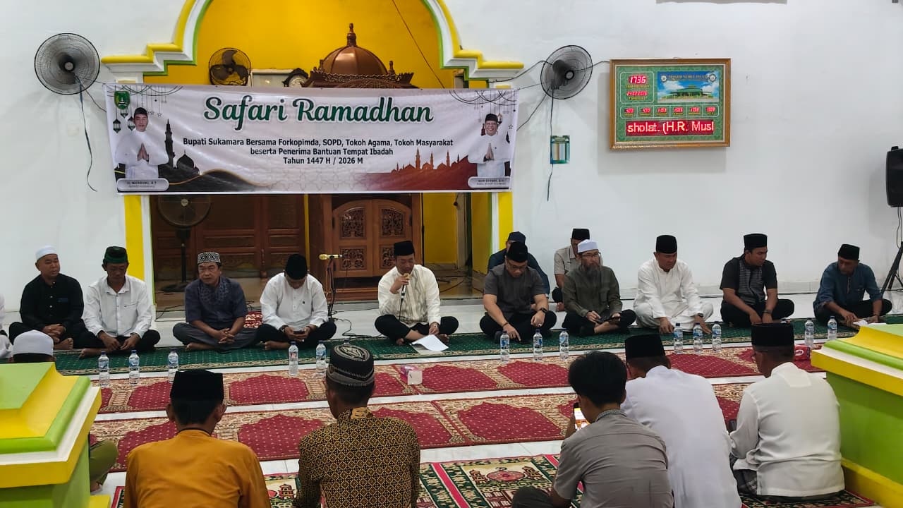 Bupati Sukamara Masduki saat melaksanakan kegiatan safari Ramadan di Desa Pangkalan Muntai.