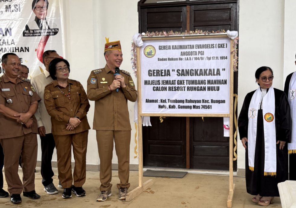 Suasana peresmian dan pentahbisan Gereja Sangkakala Majelis Jemaat GKE Tumbang Manihan, Kelurahan Tumbang Rahuyan, Kecamatan Rungan Hulu, Senin (23