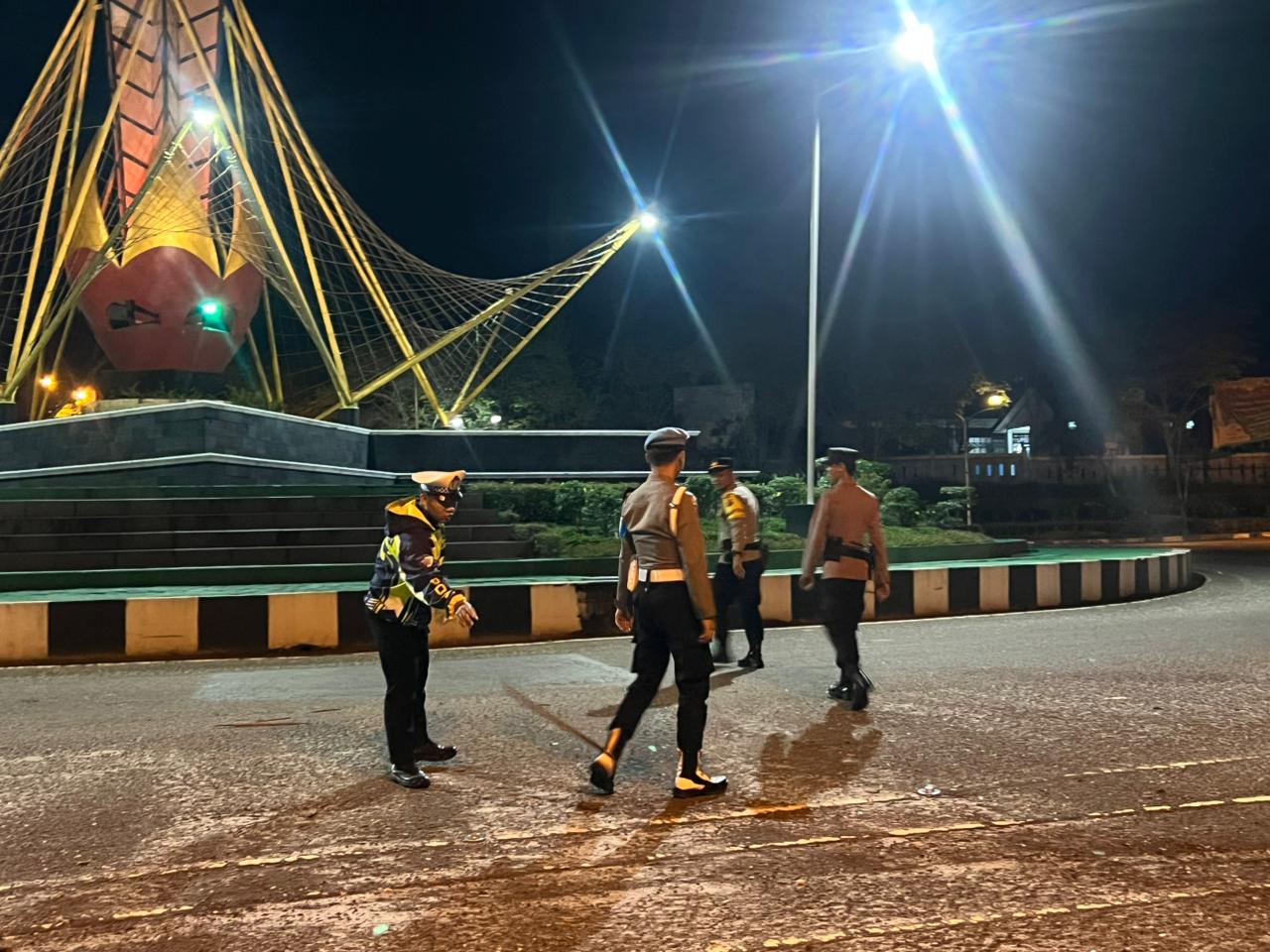 Personel Polres Gumas saat melakukan patroli ke sejumlah jalan yang sering dijadikan untuk balapan liar, Rabu (25/2) dini hari. 