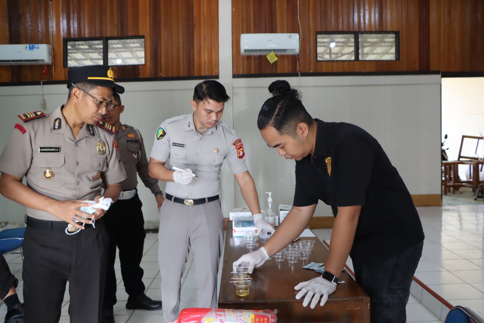 Sejumlah perwira Polres Gumas ketika menjalani tes urine, Selasa (24/2).