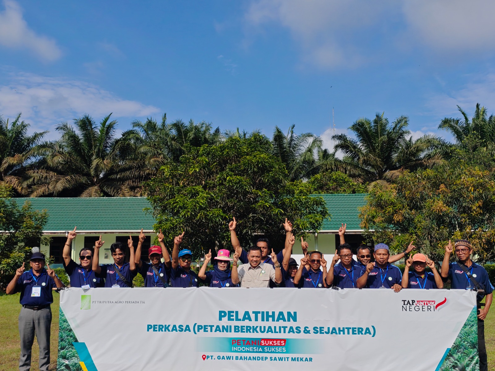 Manajemen PT Gawi Bahandep Sawit Mekar (GBSM) berfoto bersama para petani usai Pelatihan PERKASA (Petani Berkualitas dan Sejahtera) bagi desa sekitar perusahaan