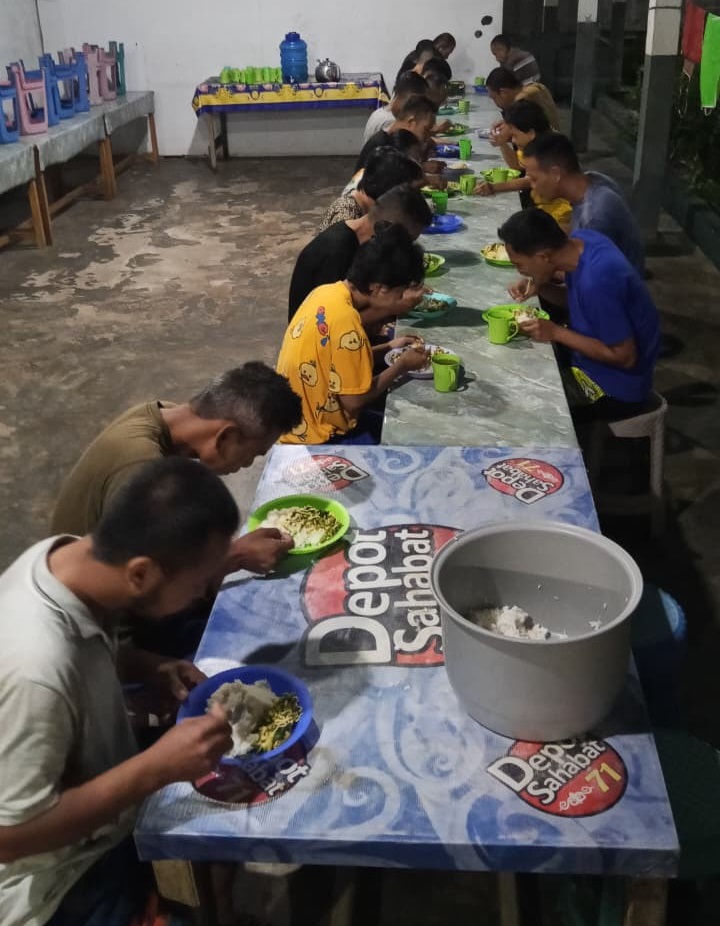 Suasana berbuka puasa bagi klien di Panti Rehabilitasi Gangguan Kejiwaan Joint Adulam Ministry (JAM), di Jalan Tjilik Riwut Km 18, Marang, Kecamatan Bukit Batu. 