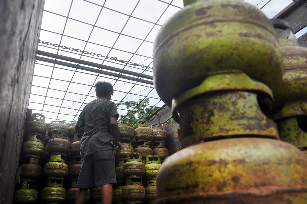 BERSUBSIDI: Aktivitas memuat tabung gas LPG 3Kg di salah satu agen di Kotim 
