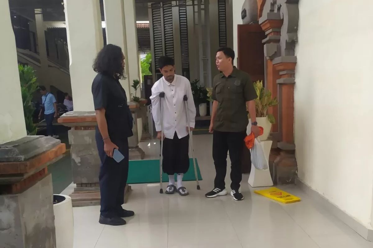 PAKAI KRUK: Warga negara Belanda Rashim Abdoelrazak memakai kruk setelah sidang di PN Denpasar, Selasa (24/2/2026).