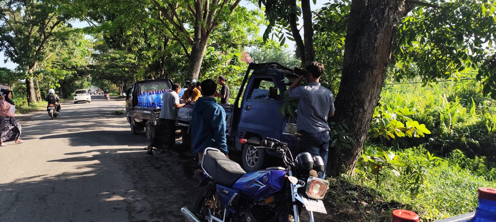 Pikap pengangkut galon air minum menabrak pohon akibat ban copot di Jalan Kapten Mulyono Sampit, Kamis pagi (26/2/2026).