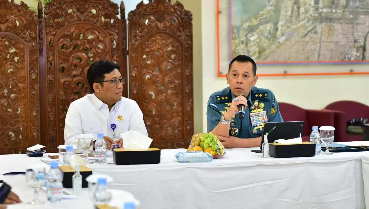 Asisten Operasi KSAL Laksamana Muda TNI Yayan Sofiyan (kanan). (TNI AL)
