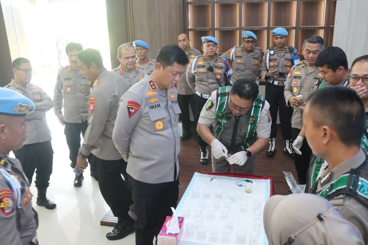 TES URINE : Polda Kalteng komitmen bersih dari narkoba. 