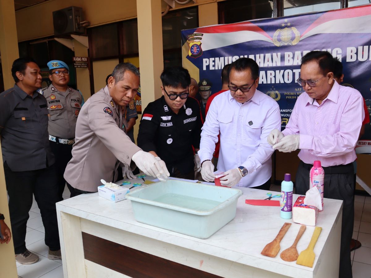 DIMUSNAHKAN : Polres Kotim memusnahkan barang bukti sabu-sabu, Kamis (26/2/2026). 
