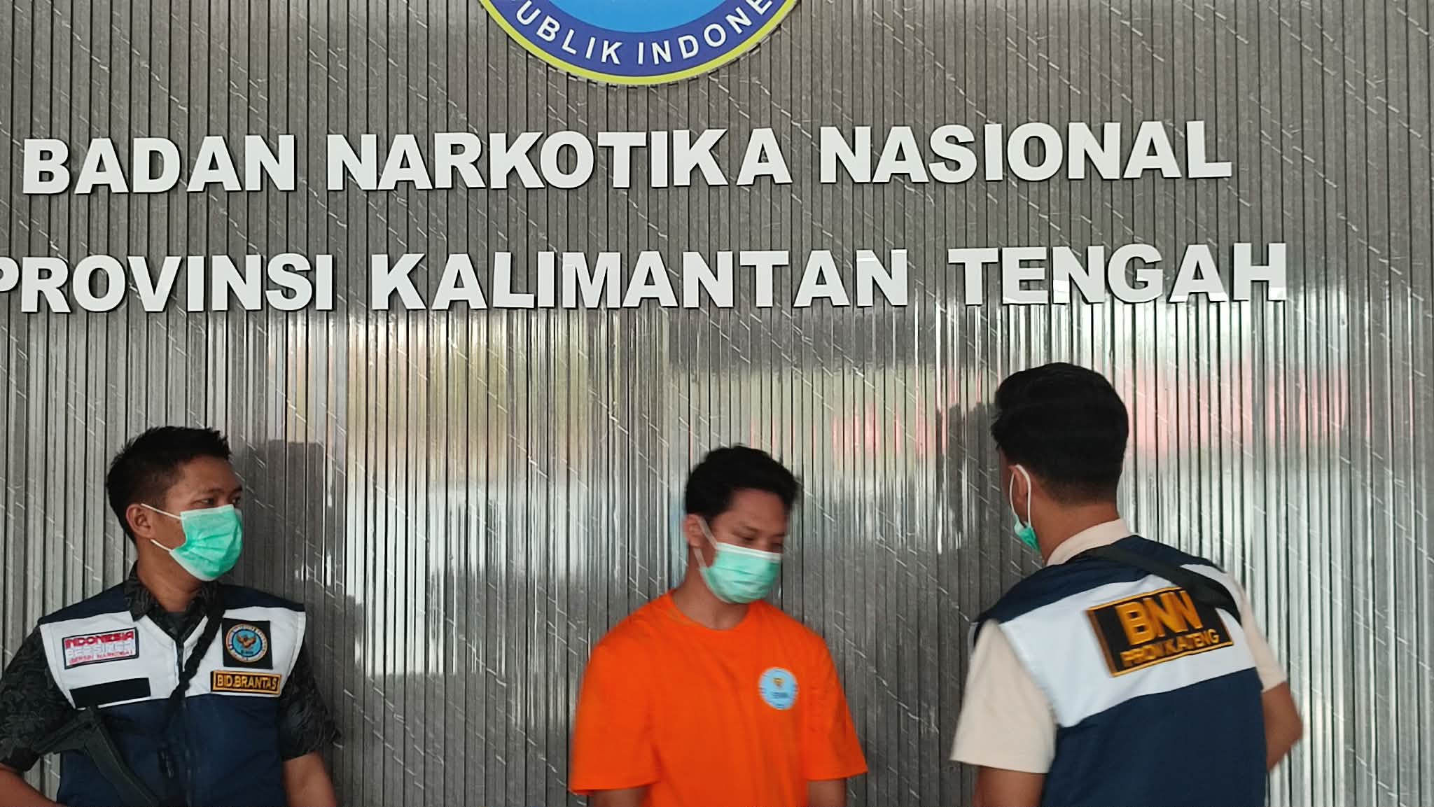 Pria berinisial MI (27) asal Desa Penyang, Kecamatan Telawang, Kabupaten Kotim, saat diamankan di markas BNNP Kalteng, bersama sejumlah barang bukti.