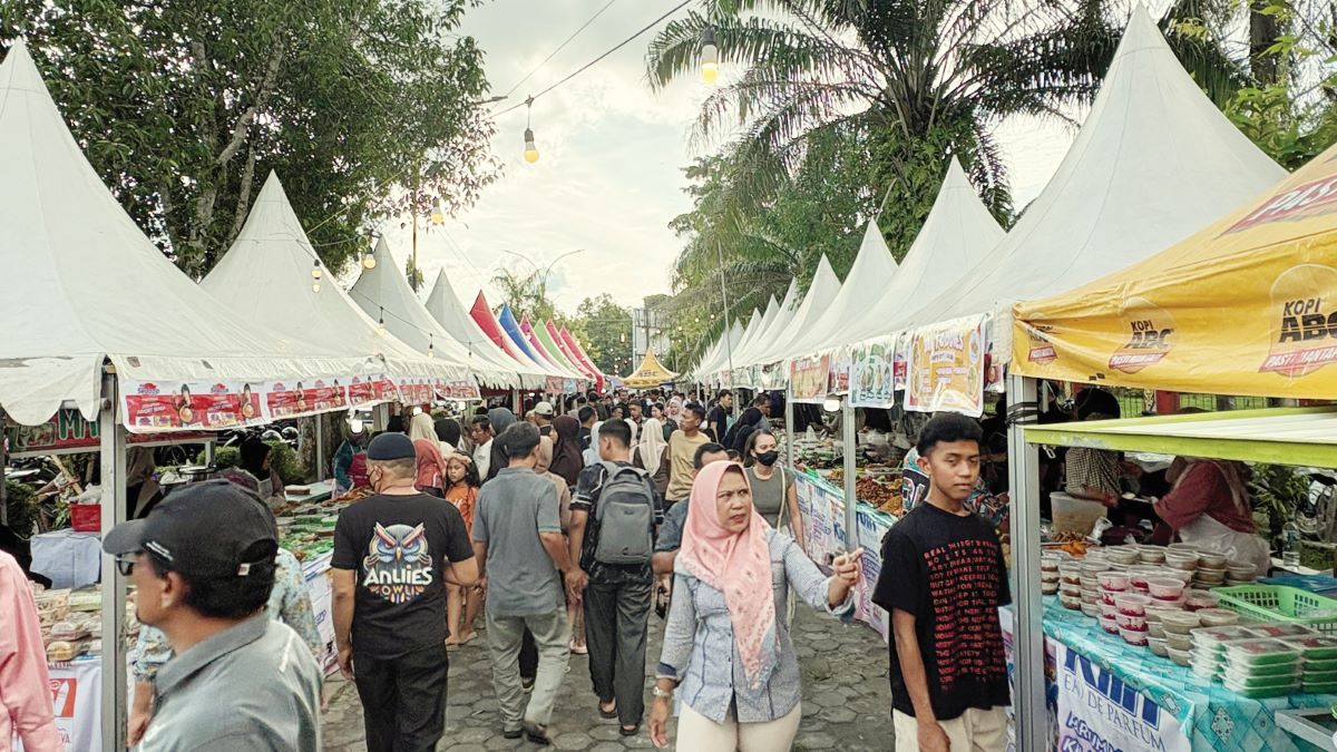 BERBURU TAKJIL: Warga memadati Pasar Ramadan di Taman Kota Sampit. 
