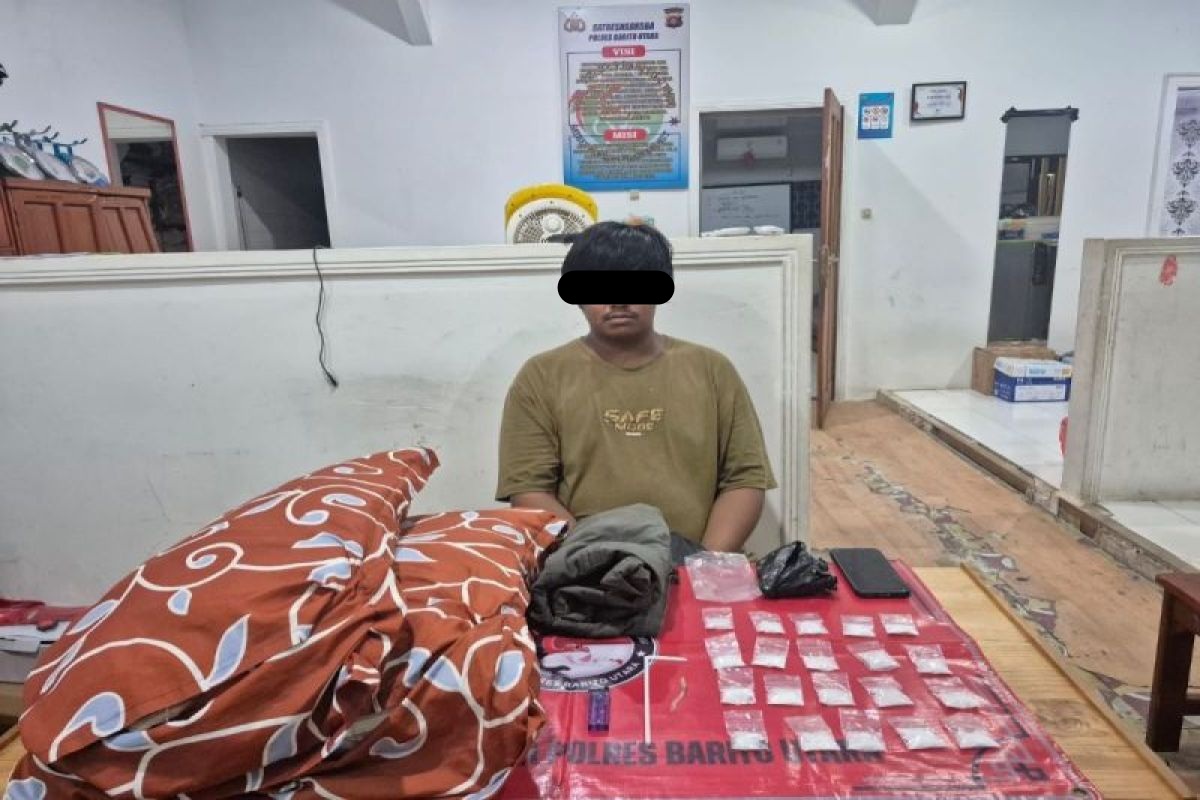 erduga pelaku AM beserta barang bukti sabu, pada saat diamankan di Mapolres Barito Utara, Muara Teweh, Selasa (24/2/2026). ANTARA/HO-Humas Polres Barito Utara.