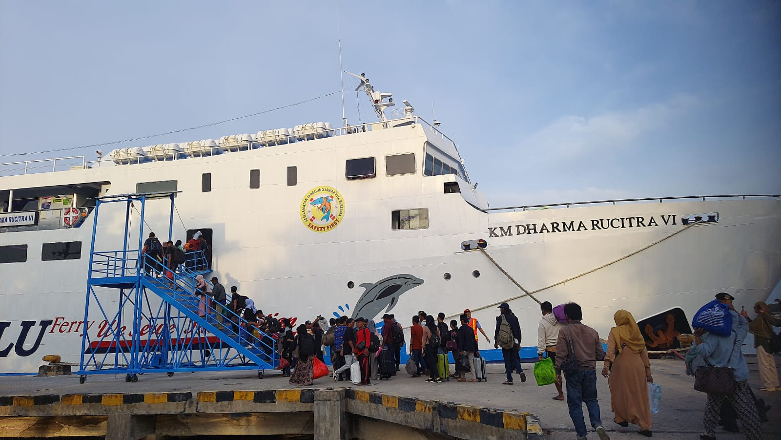 NAIK KAPAL: Ratusan penumpang menaiki KM Rucitra VI yang bertolak dari Pelabuhan Sampit menuju Pelabuhan Tanjung Perak Surabaya, Kamis (26/2/2026).
