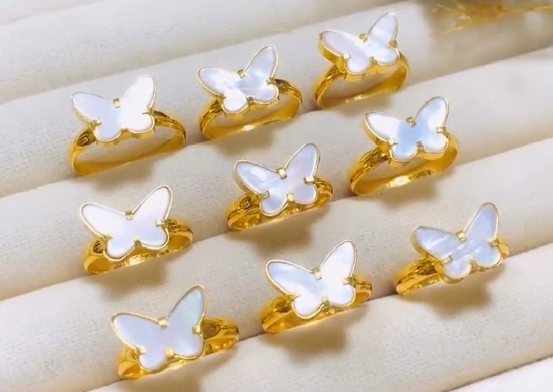 Salah satu jenis emas perhiasan yang dijual di toko emas di Sampit.