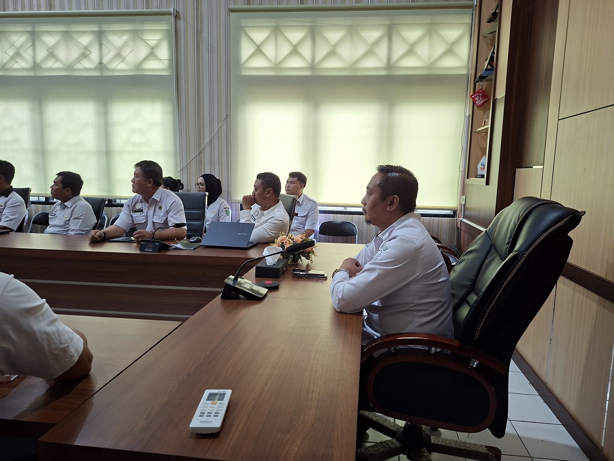 Bupati Sukamara Masduki dan jajaran mengikuti kegiatan secara virtual dengan Gubernur Kalimantan Tengah terkait program kartu Huma Betang.