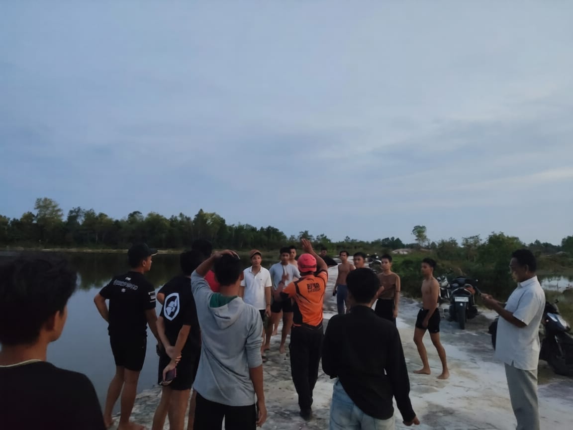 TENGGELAM: Warga dan petugas BPBD Kotim saat berada di lokasi kejadian. (BPBD Kotim/Radar Sampit)