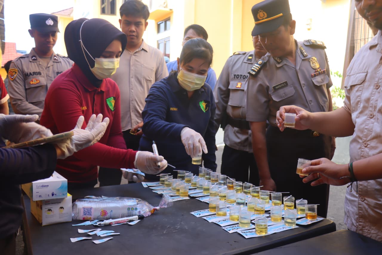 TES URINE: Anggota Polres Kobar saat menjalani tes urine. (humas/radar sampit)