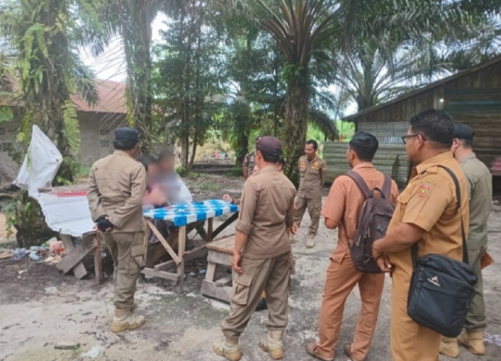 Satpol PP Kobar saat sosialisasi surat edaran Bupati Kobar di THM Desa Dawak, Kecamatan Kotawaringin Lama, Kabupaten Kotawaringin Barat, Selasa (24/2).   