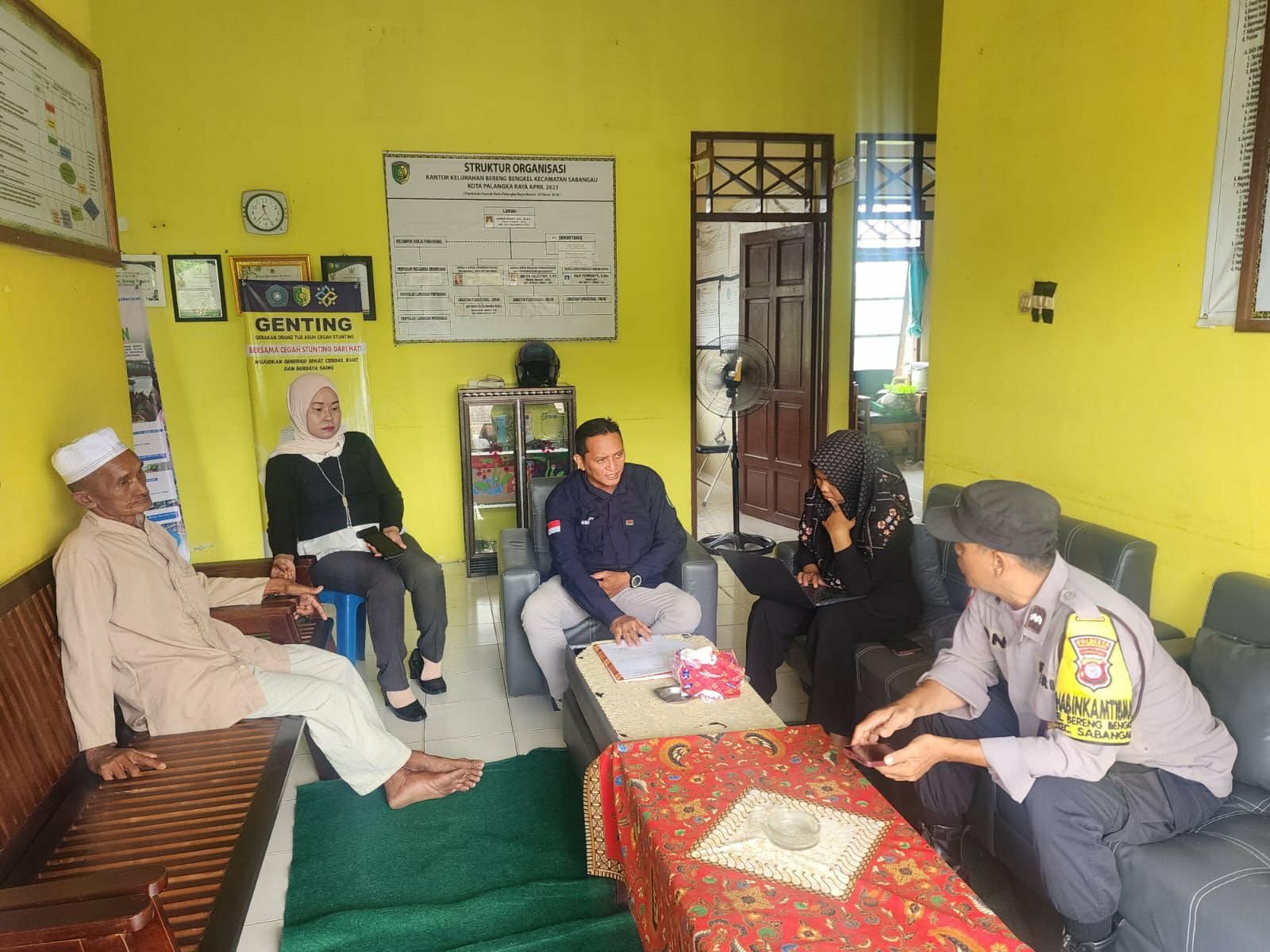 Musyawarah menanggapi aduan warga terkait adanya aktivitas mesin penyedot di penambangan emas tradisional di wilayah Kelurahan Bereng Bengkel, Kecamatan Sebangau, Kamis (26/2).