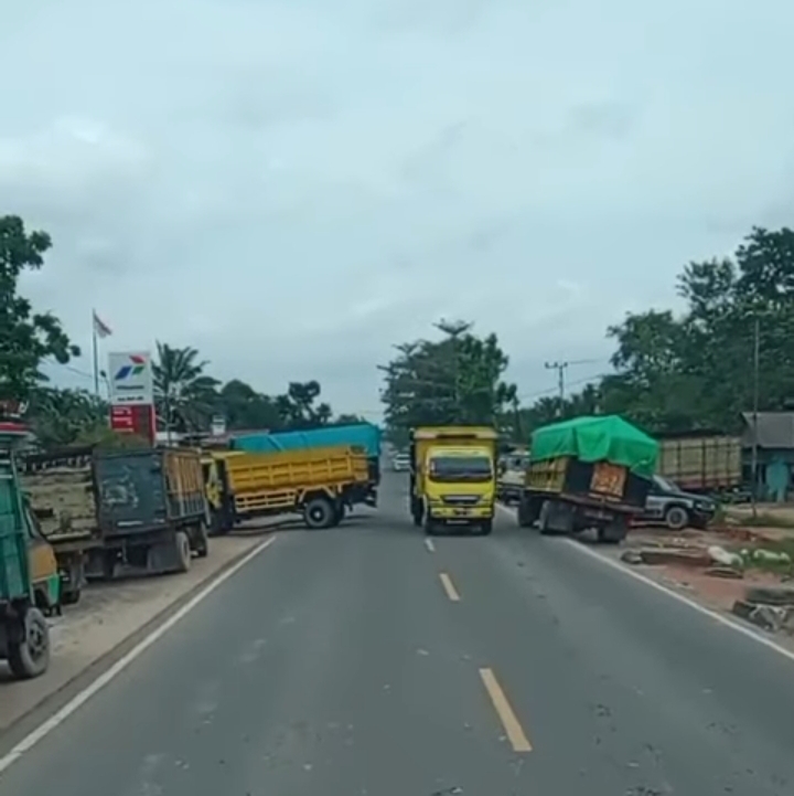 Nampak truk-truk yang mengantre BBM di salah satu SPBU Jalan Ahmad Yani, Kecamatan Pangkalan Lada, Kabupaten Kobar yang membahayakan pengguna jalan umum, Jumat (27/2)