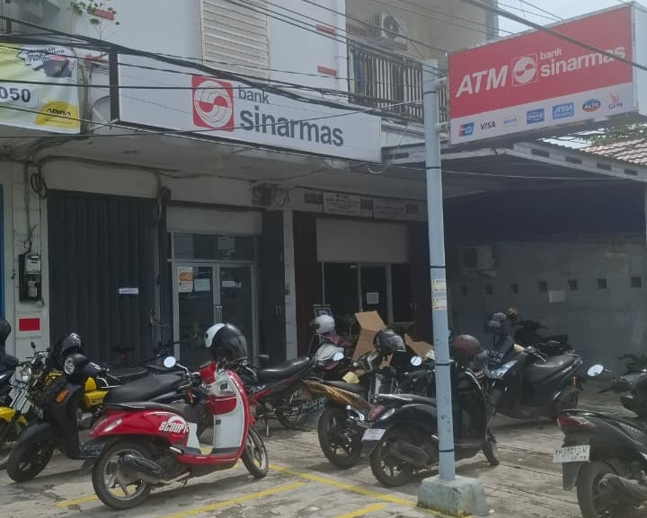 Mesin ATM milik Bank Sinarmas yang berada di Jalan Jenderal A Yani, Kecamatan Mentawa Baru Ketapang, Kabupaten Kotawaringin Timur (Kotim), menjadi sasaran pelaku kejahatan. (warga/radar sampit)
