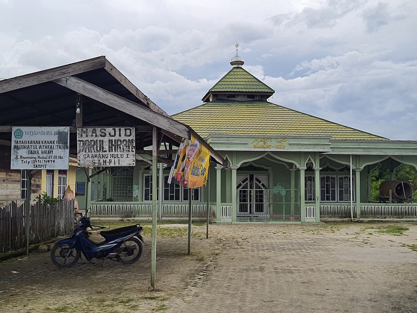 Bangunan Masjid Darul Ihram di Jalan Baamang I, yang berawal dari sebuah langgar kecil. 