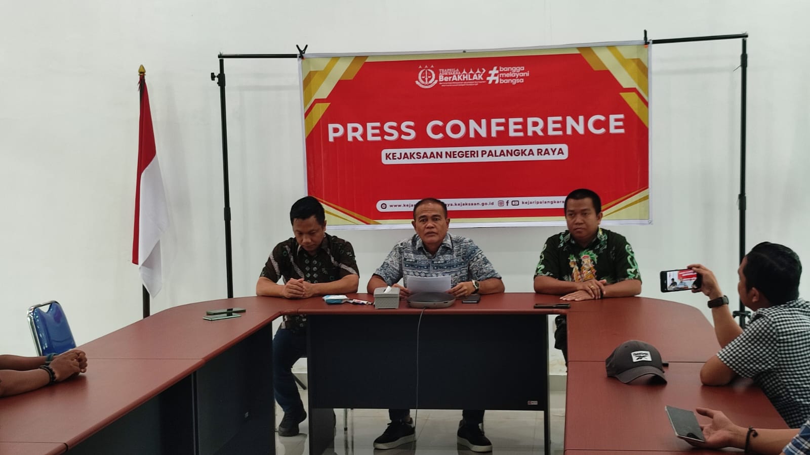 Kepala Kejari Palangka Raya Yunardi saat mengumumkan tersangka korupsi program pascasarjana UPR. (Dodi/Radar Sampit)