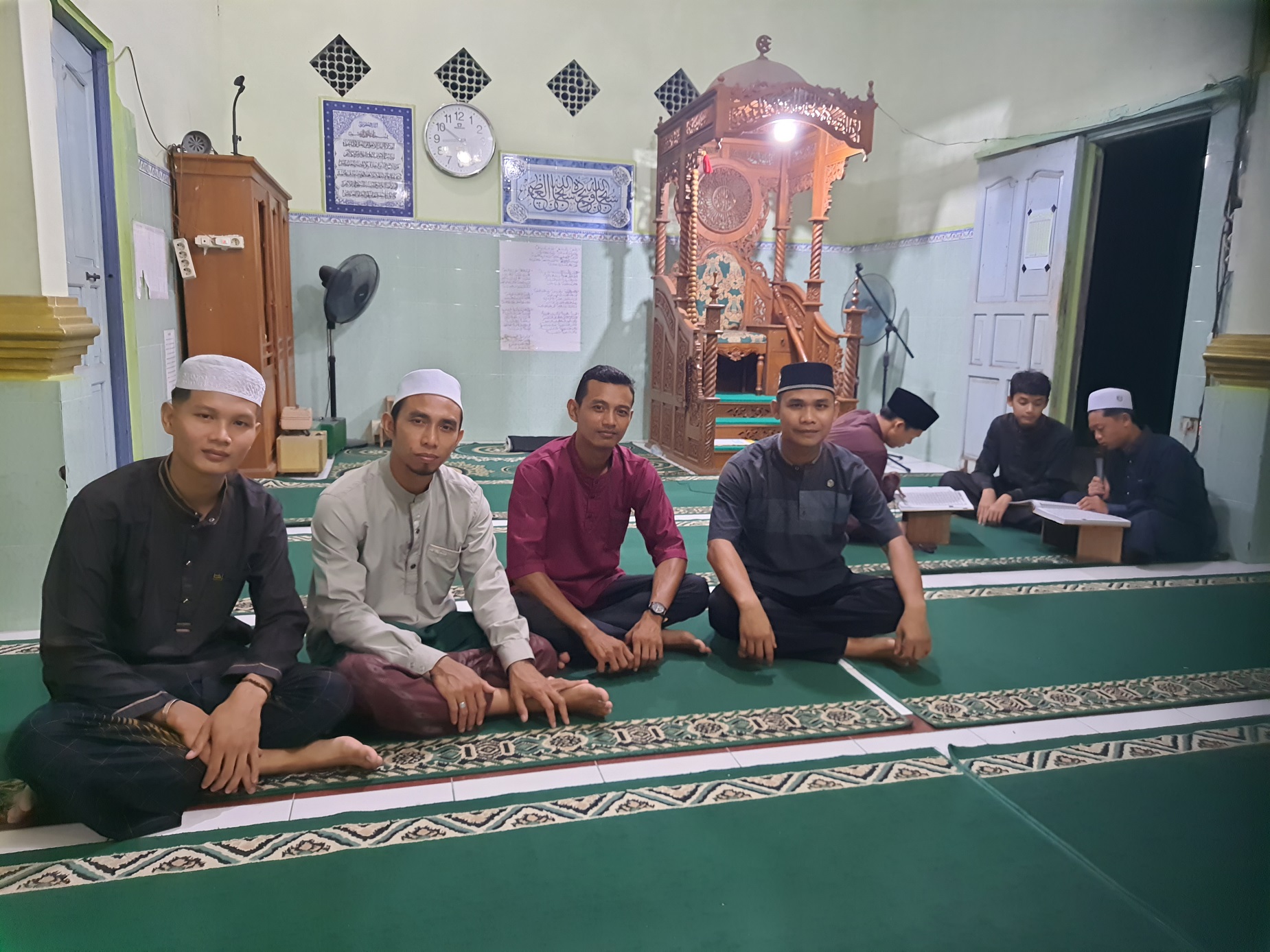 Para pengurus masjid, usai melaksanakan Salat Tarawih, (22/2).