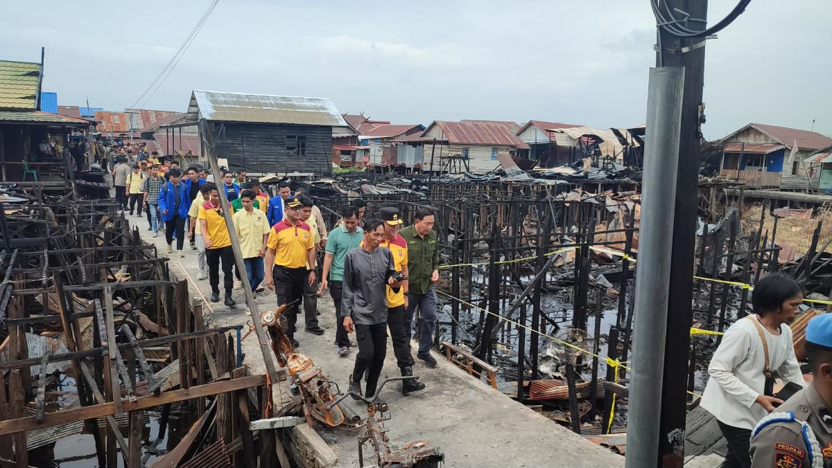JUMAT BERSIH : Kapolda Kalteng Irjen Pol Iwan Kurniawan turun langsung memimpin gerakan bakti sosial di kawasan bekas kebakaran Jalan Mendawai, Palangka Raya, Jumat (27/2/2026). 